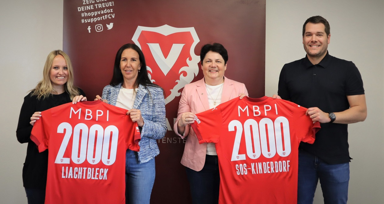 Der FC Vaduz spendete durch Trikotversteigerungen CHF 2000 an SOS-Kinderdorf Liechtenstein 