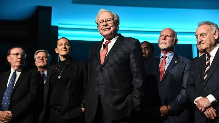Warren Buffett and other investors posing for the cameras