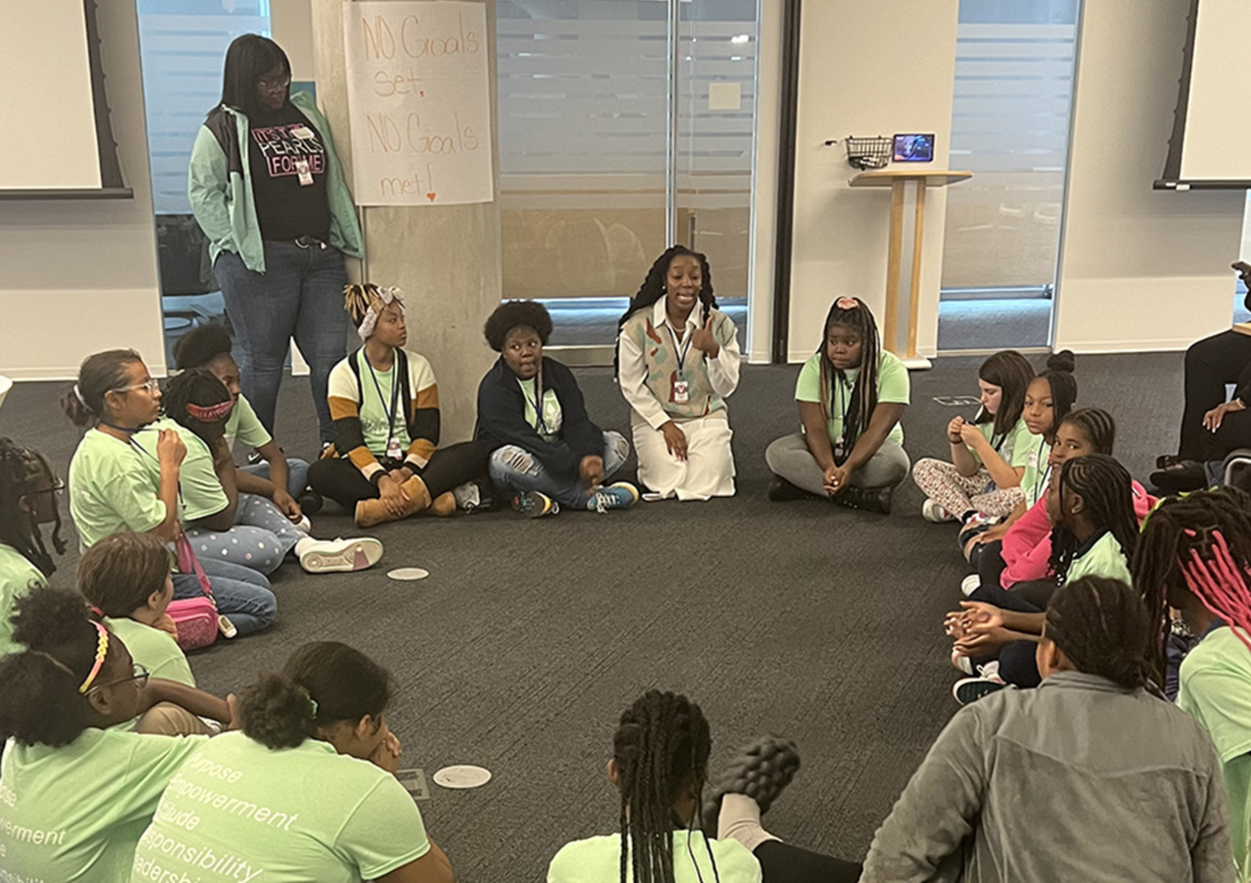 8451 900 X 635 Girls With Pearls 900 X 635 3 2 X