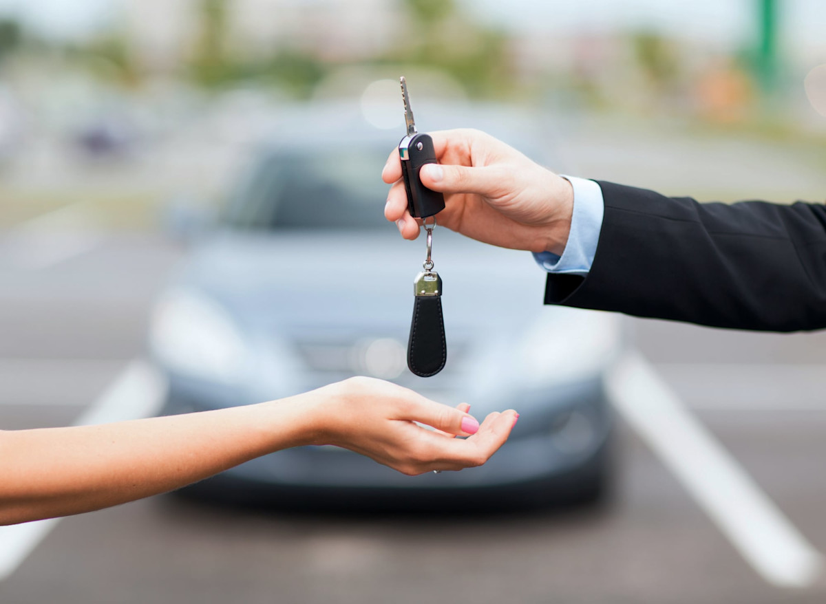 Hoe en waar kan ik een auto overschrijven? | viaBOVAG.nl