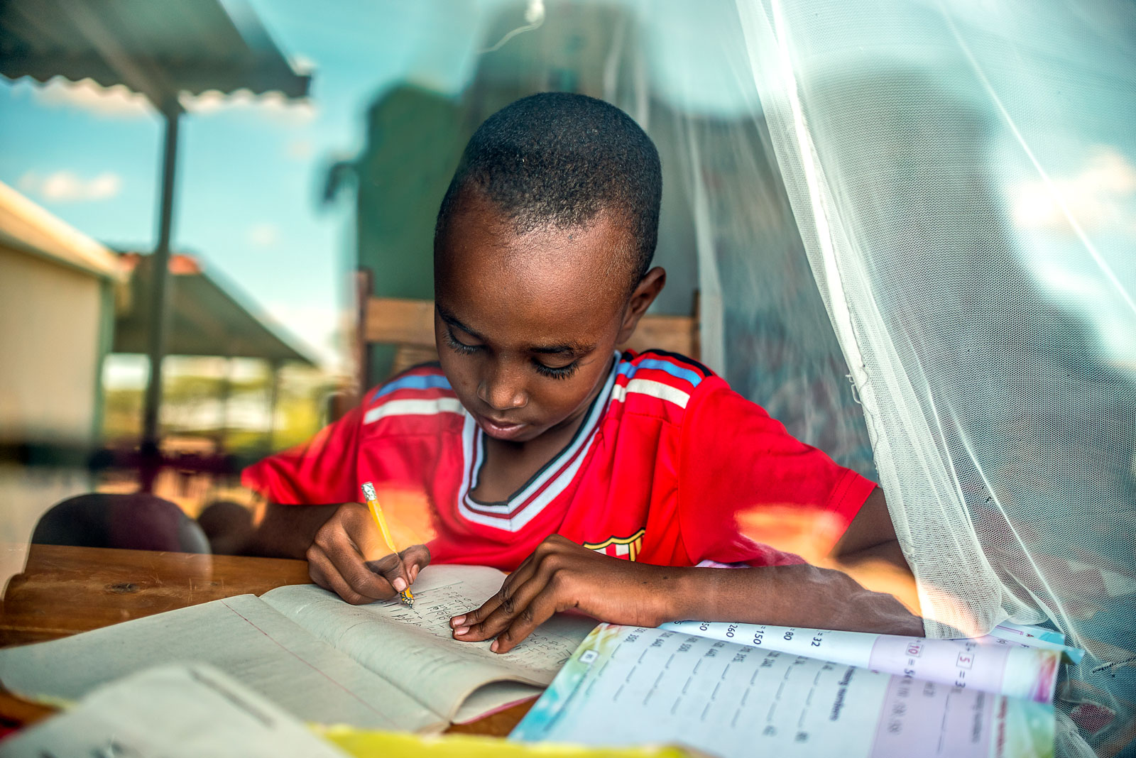  6 Beautiful Photos Of Children Living in Poverty Doing Homework
