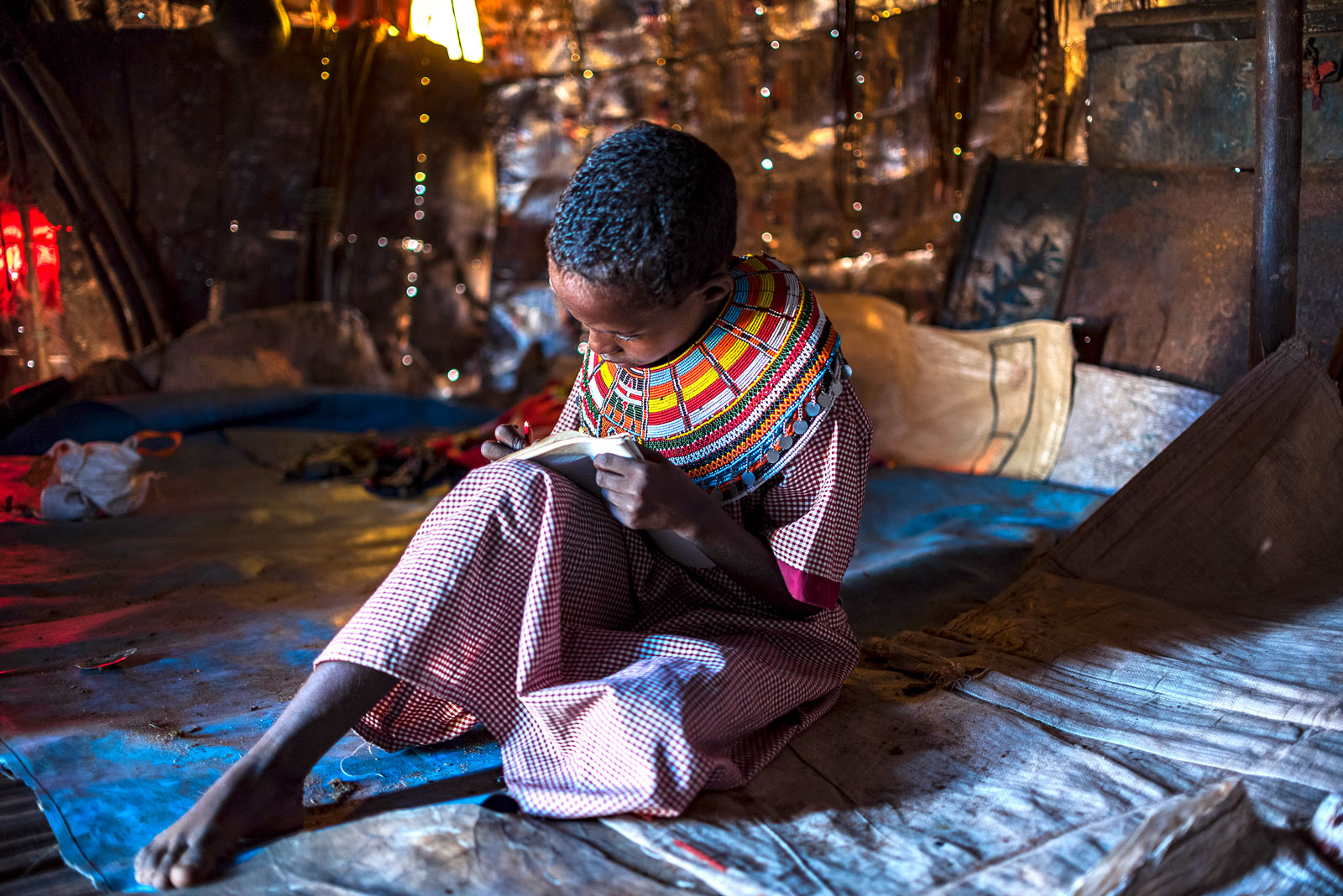  6 Beautiful Photos Of Children Living in Poverty Doing Homework