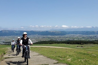 Cycling,Trekking：Explore the life around Kyushu's majestic volcano by foot and e-bike:Cycling,Trekking：Aso-Takachiho
