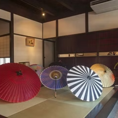 Walking around Nakatsu's castle town and experiencing making a mini Japanese umbrella andon (tabletop lantern)