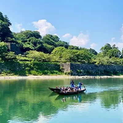 “Kuma River Sightseeing Boat Plum Blossom Ferry” A pleasure boat that leisurely tours the section between HASSENBA and Hitoyoshi Castle Ruins. Have a peaceful time on a quiet river.