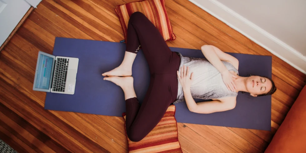 Le yoga pour soulager le syndrome prémenstruel et la ménopause