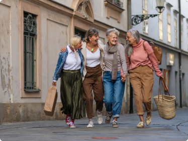 Des femmes qui rient et marchent dans la rue en vacances