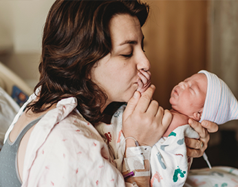 Une mère en post-partum à l’hôpital avec son nouveau-né