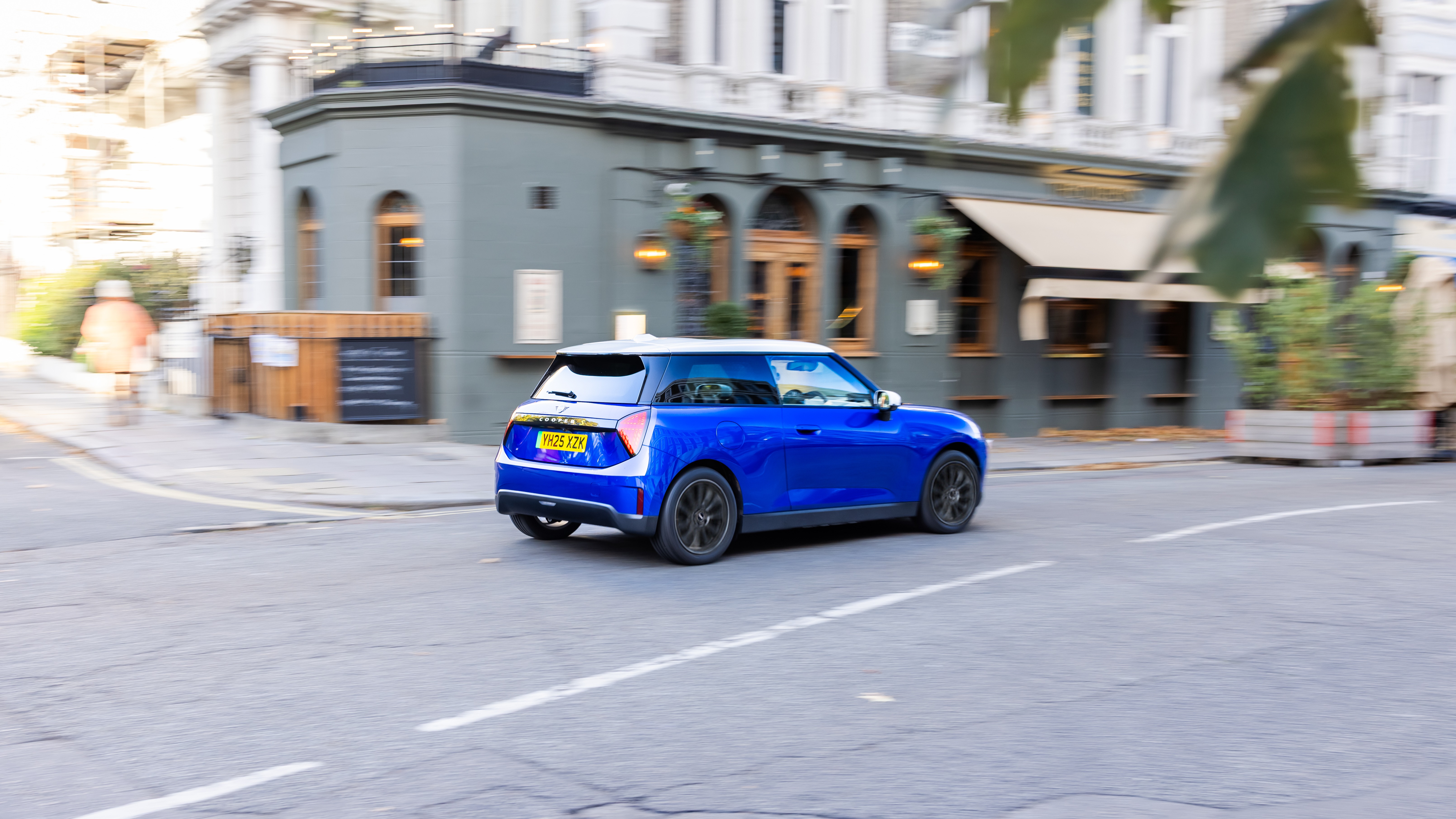 A GREAT OFFER JUST FOR YOU.  UP TO £450 TOWARDS YOUR NEW MINI.