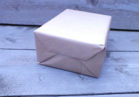 Verpackungs-Anleitung für Weihnachtsgeschenke. Wie packe ich ein Geschenk ein? So! Schritt 6