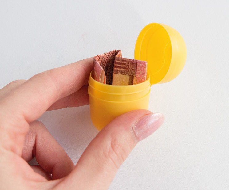 Geldgeschenk aus Kinder Überraschung® basteln