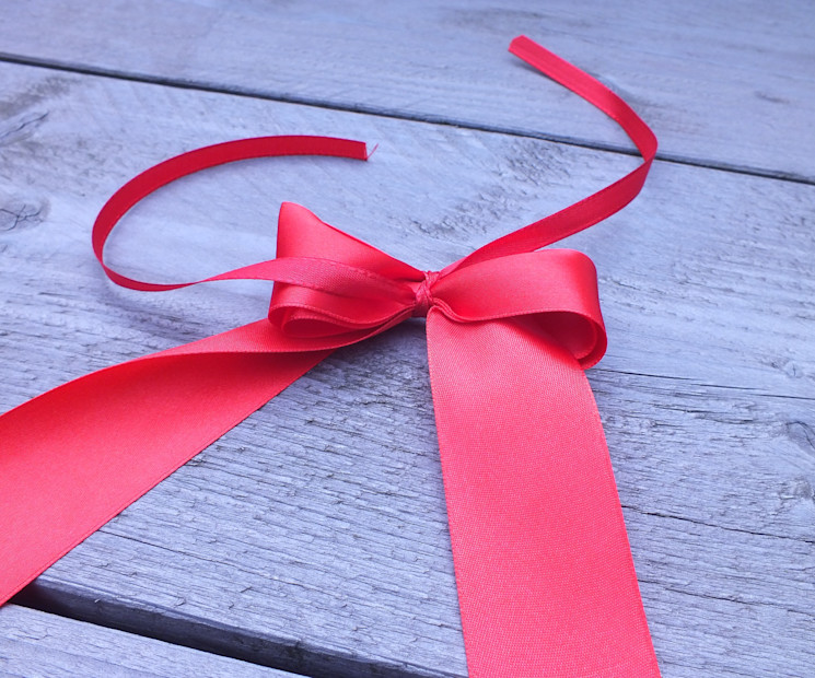 Geschenkschleife binden Schritt 3