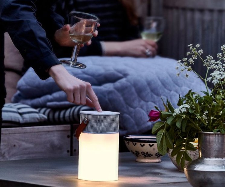Mit dem Multifunktionalem Bluetooth-Lautsprecher aGlow von Kreafunk kannst du während des Spiels Musik abspielen und hast zusätzlich ein schönes Licht.