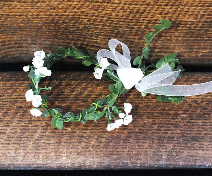 Zierliche Blumenkränze in Fisch-Form als Tisch-Dekoration zur Konfirmation und Kommunion