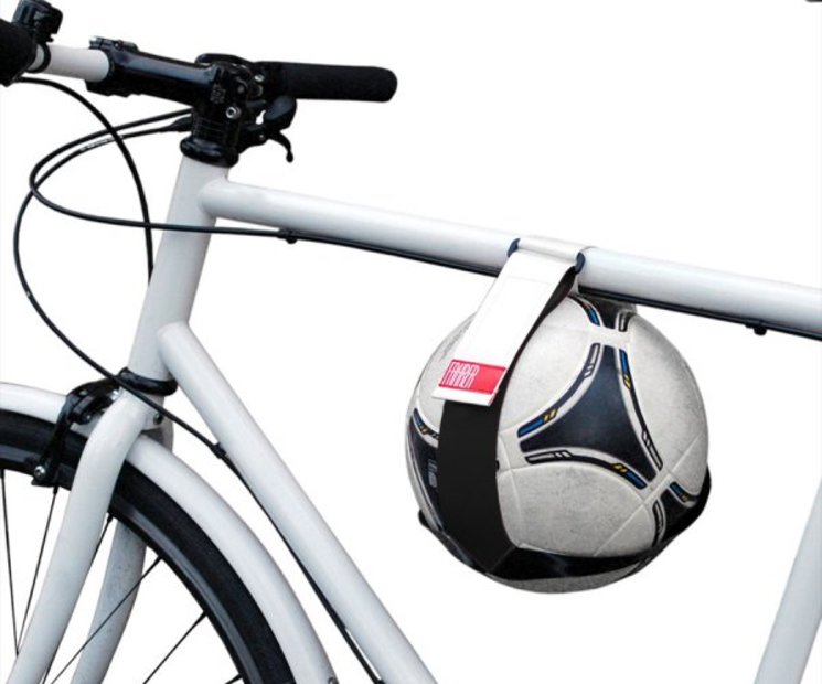 Mit diesem coolen Ballhalter geht der Fußball nie wieder auf Abwege.