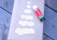 Tannenbaum aus Zeitungspapier als Verpackungsvariante eine Weihnachtsgeschenkes
