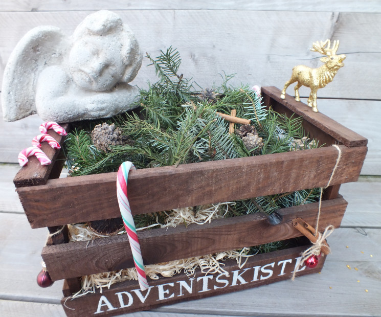 Selbstgemachte Weihnachtsdeko für draussen mit Holzkiste und Engel