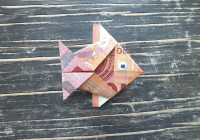 Geldschein falten Fisch - Endergebnis eines fertigen Geld-Fisches