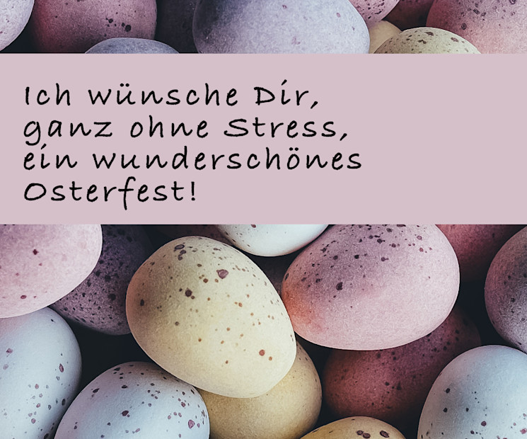 Bunte Eier verschönern das Osternest und grüßen von dieser schönen Karte