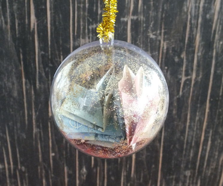Das perfekte Geldgeschenk: die mit Geldgescheinen befüllte Weihnachtskugel