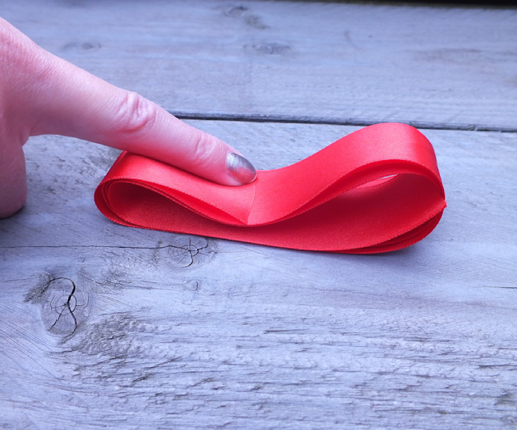 Geschenkschleife binden Schritt 1