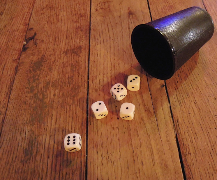 Schrottwichteln mit Würfel: Jede Zahl hat eine eigene Regel