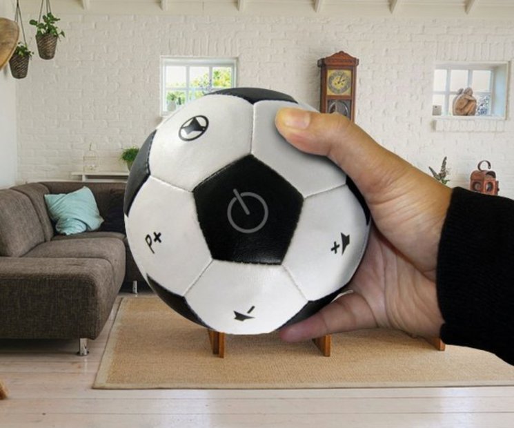 Ausgefallener geht es nicht - die Fernbedienung Fußball ist das perfekte Geschenk für Fußballfans.