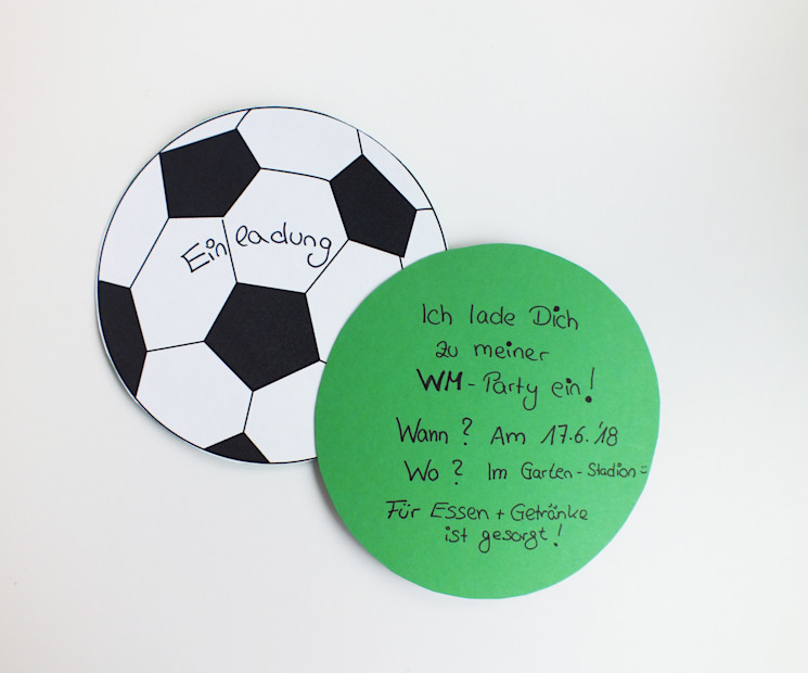 Es gibt keine eindeutigere Einladung zu einem Fußballabend, als einen Fußball!