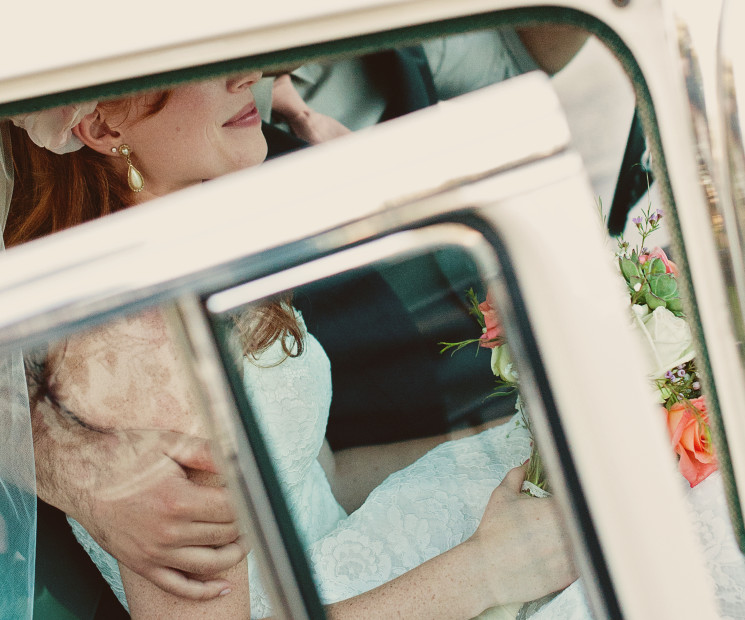 Braut und Bräutigam im Auto