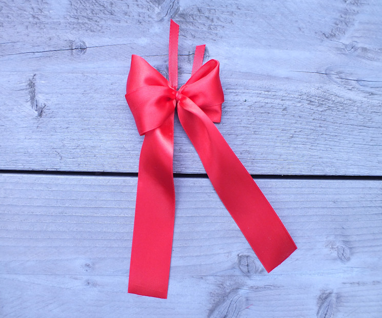 Geschenkschleife binden Schritt 4