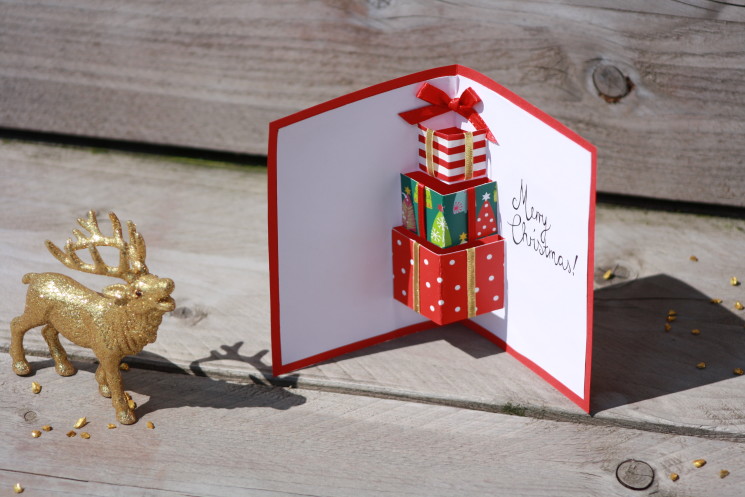 Weihnachtskarten basteln mit 3D-Geschenken in der Innenseite