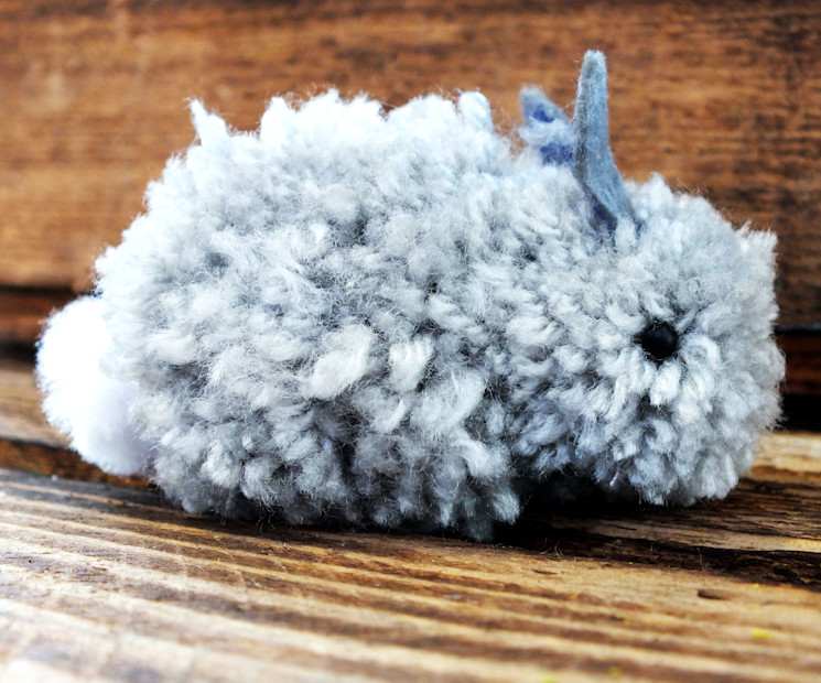 Niedlicher Mini-Osterhase aus Wolle