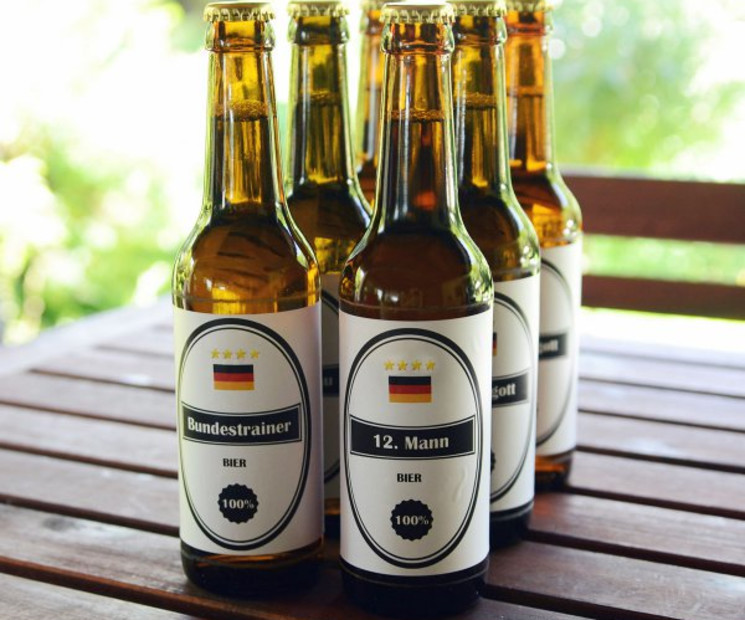 Bieretiketten im Fußballdesign machen das Bier beim Fußballabend zu etwas ganz Besonderem.