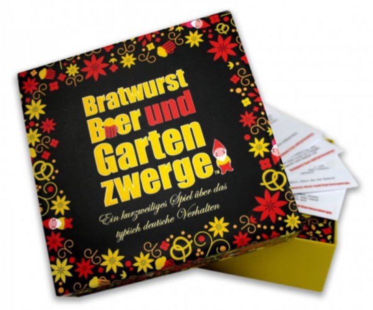 Passend zur WM-Grillparty, heizt das Gesellschaftsspiel Bratwurst, Bier & Gartenzwerge von Kylskapspoesi AB deinen Gästen vor dem Fußballspiel ein!
