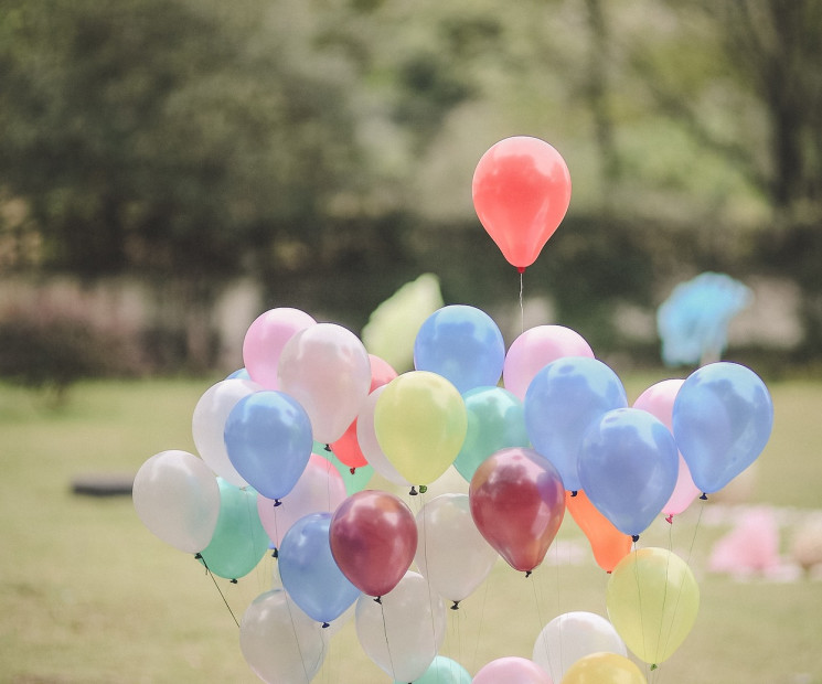 Bunte Luftballons auf Wiese