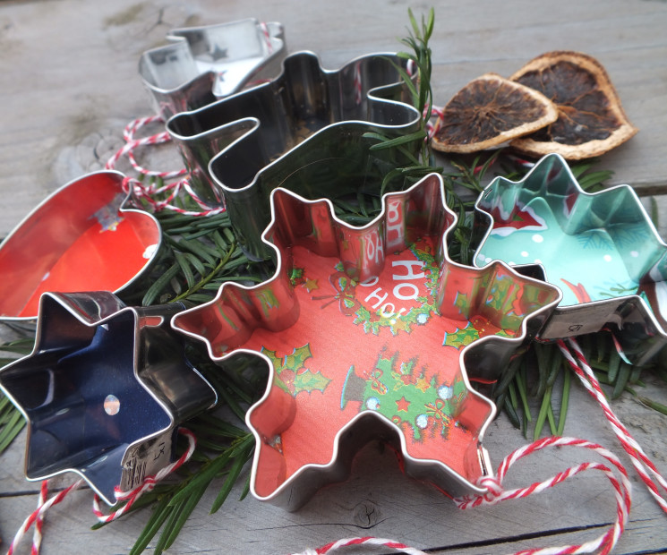 Weihnachtsbaumschmuck selbst gemacht aus Ausstechformen und Weihnachtspapier