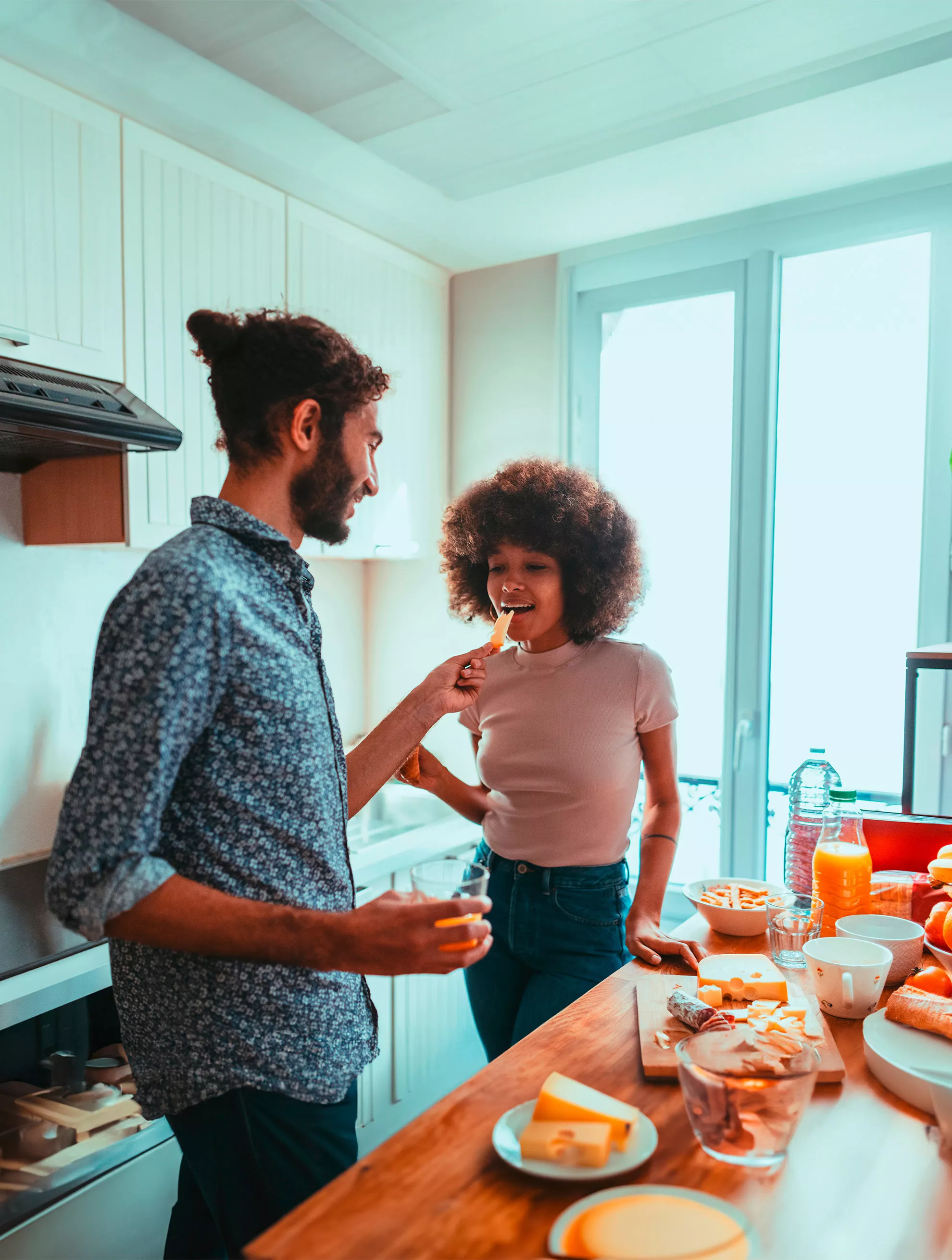 Homme et femme en cuisine