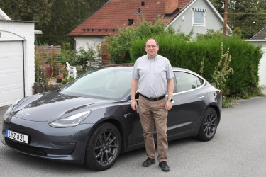 Tibor Blomhäll, president för Tesla Club Sweden, framför sin Tesla Model 3.