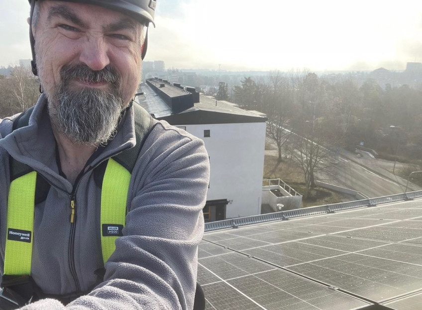 Besiktningsmannen Richard Nyberg från Nybergs El & Konsult på ett tak med solceller