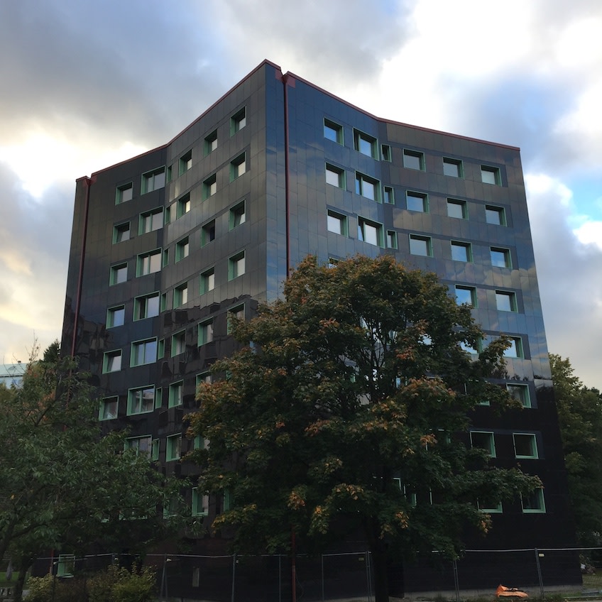 Stacken, miljonprogramshuset i Bergsjön i Göteborg, som 2017 renoverades till ett passivhus helt klätt av fasadintegrerade solceller