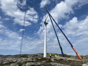 Turbinen på Modvions vindkraftstorn - det första vindkrafttornet av trä i Sverige - kommer på plats.