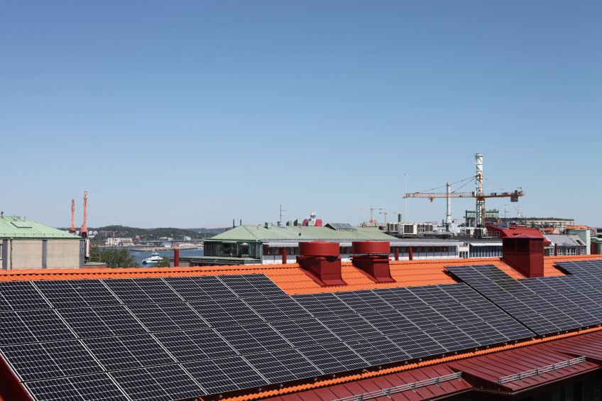 Solceller på BRF Skonarens tak i Göteborg.