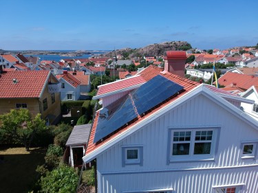Ett hus med solceller på taket