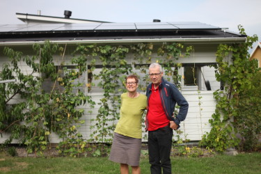 Sven och Cecilia framför deras nyinstallerade solcellsanläggning i Kungsbacka.