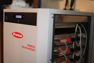 Ett hembatteri från växelriktarproducenten Fronius hemma hos Ola i Mellbystrand
