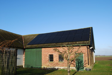 Solceller på en vacker gård i Österlen