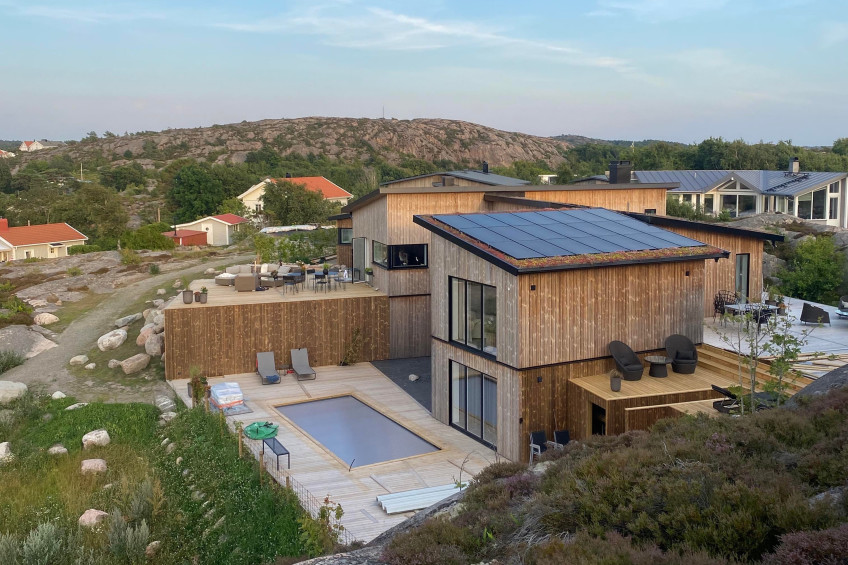 En solcellsanläggning på en nybyggd villa i Bohuslän
