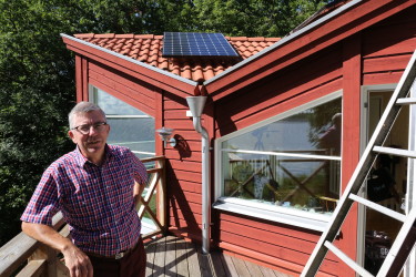 Bengt Stridh, upphovsmannen bakom Bengts villablogg, framför några av sina solceller