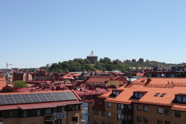 Solcellsanläggning på taket av Brf Skonaren med Skansen Krona i bakgrunden