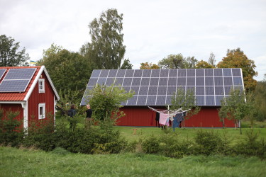 Två solcellstäckta tak utanför Jönköping.